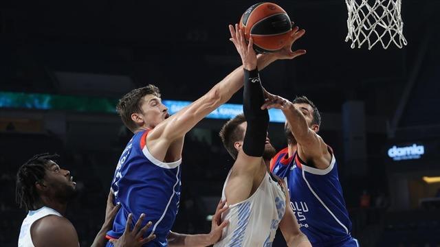 Anadolu Efes, Zenit'i Farklı Skorla Mağlup Ederek Hazırlıklarını Sürdürüyor