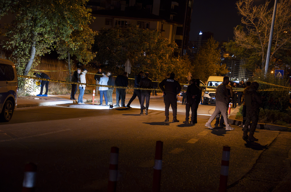 Ankara'da uygulama noktasında polislere ateş açıldı. Bir polis şehit oldu