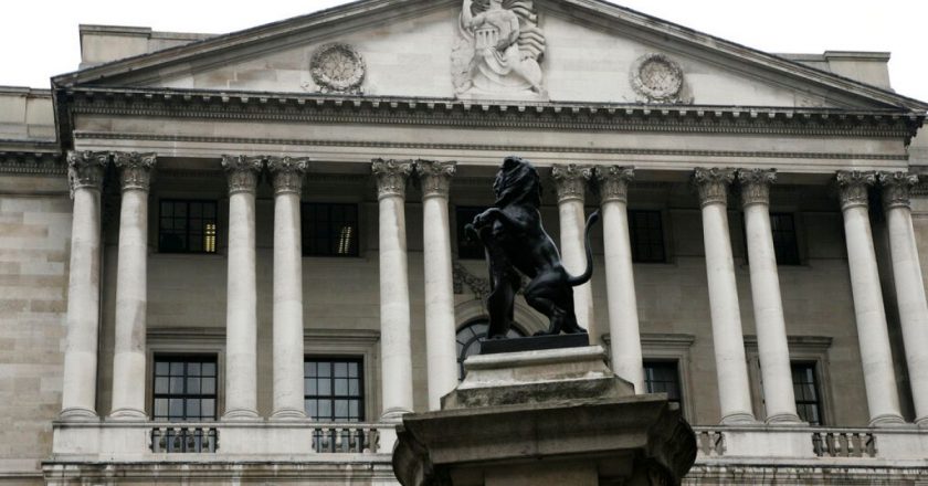 İngiltere Merkez Bankası faiz oranlarını değiştirmeyerek rekor seviyelerde tuttu.