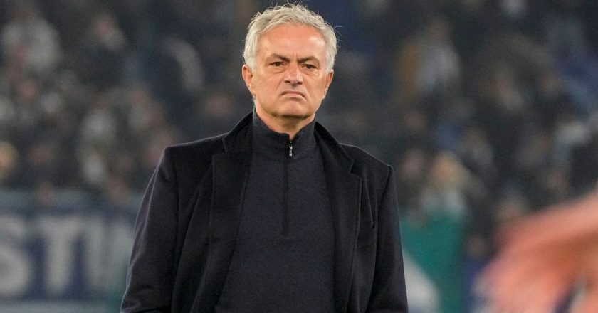 Roma, teknik direktör Jose Mourinho'yu kovdu