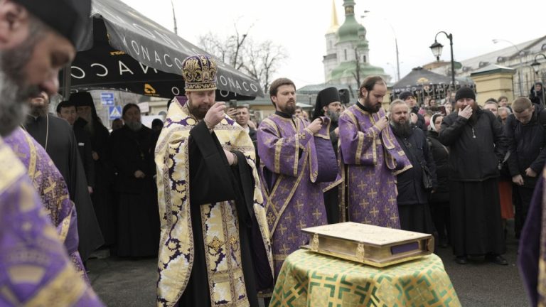 Ukrayna parlamentosu, Rusya ile bağlantılı azınlık kiliselerinin yasaklanmasının önünü açan yasayı onayladı