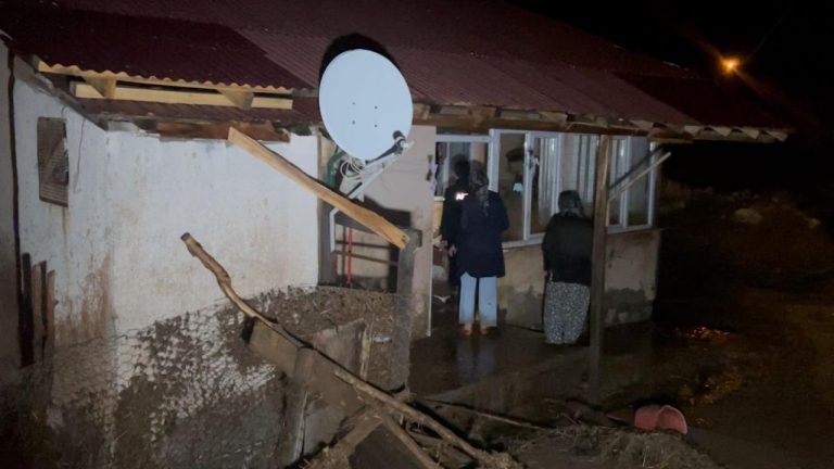 Sivas'ın Ulaş Mahallesi'nde su baskını: 20 ev su altında kaldı