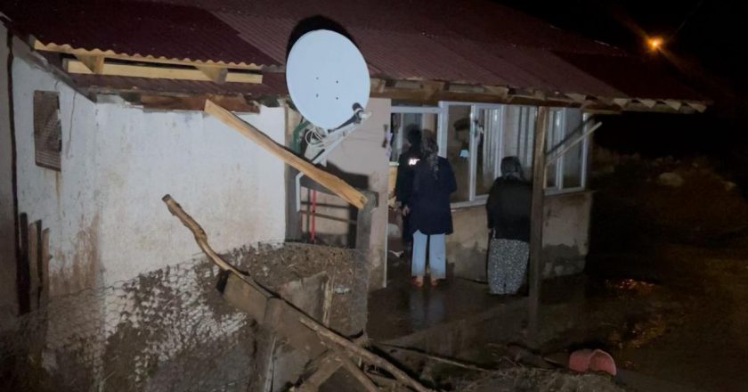 Sivas'ın Ulaş Mahallesi'nde su baskını: 20 ev su altında kaldı