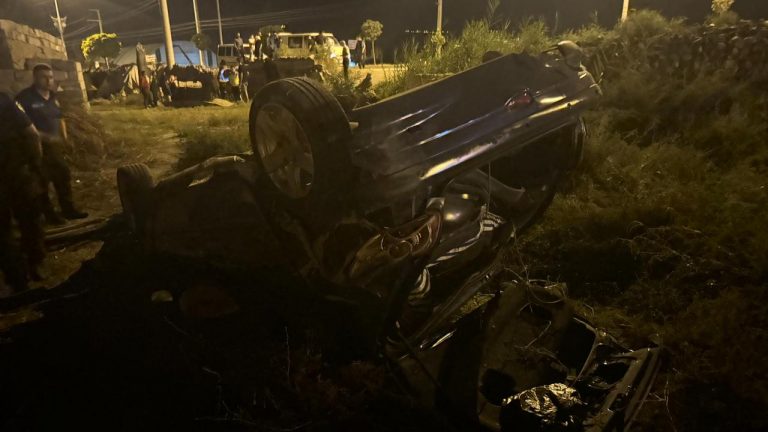 Köpeğe çarpmamak için manevra yaptığı araç kaza yaptı: 2 yaralı