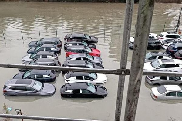 Görenlerin yüreği yandı… İstanbul’un göbeğinde yepyeni araçlar sular altında kaldı!