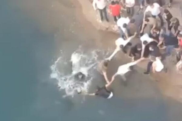 Tarihi köprüde korkutan anlar: Boğulan 3 kişi insan zinciri oluşturularak kurtarıldı!
