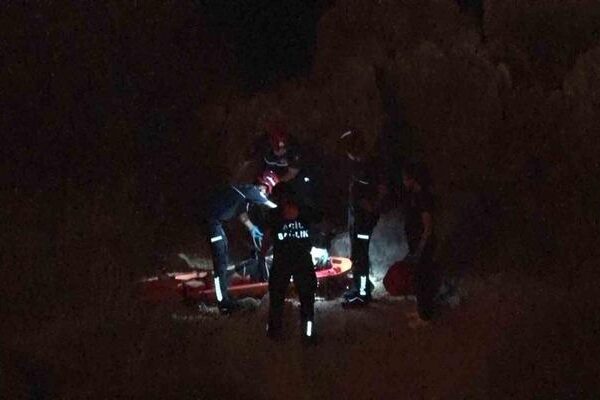 Falezlerden yukarı çıkmak isterken yaralanan genç kızı itfaiye kurtardı