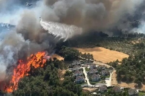 Çanakkale alevlere teslim olmuştu! Bakan Yumaklı son durumu paylaştı: “Büyük ölçüde kontrol altına alınmıştır”
