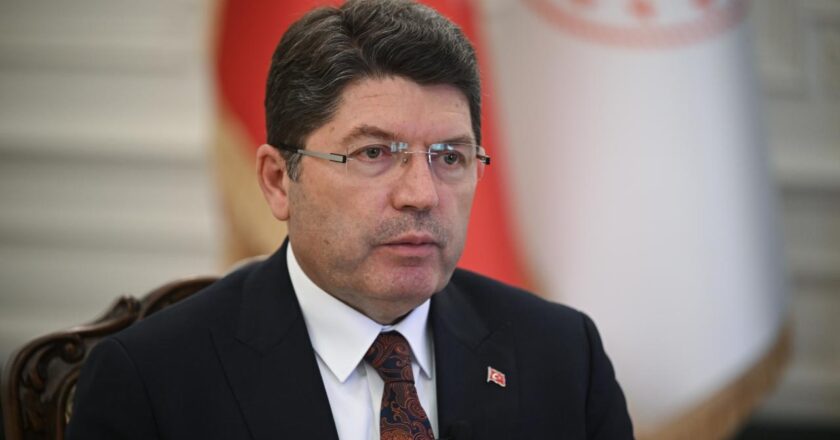 Bakan Tunç: CHP İl Başkanlığı önünde yaşanan olaylarla ilgili adli soruşturma başlatıldı