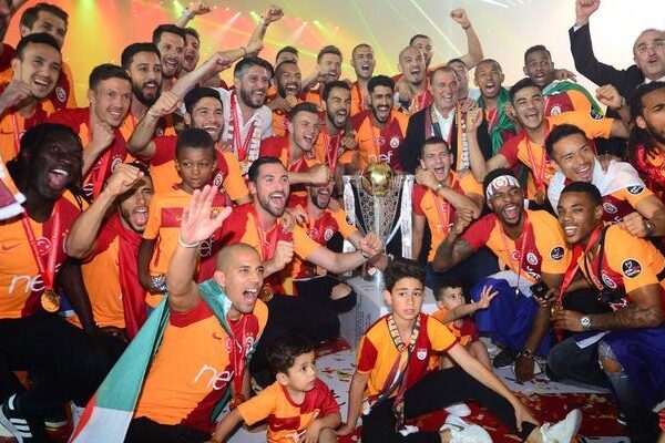 Fenerbahçe’de oynamış, Galatasaray’da 8 kupa kazanmıştı! 31 yaşındaki ünlü futbolcu kulüp arıyor…