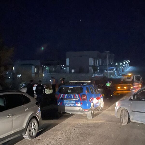 Diyarbakır’da ‘dur’ ihtarına uymayan sürücü aracıyla 3 otomobile çarptı