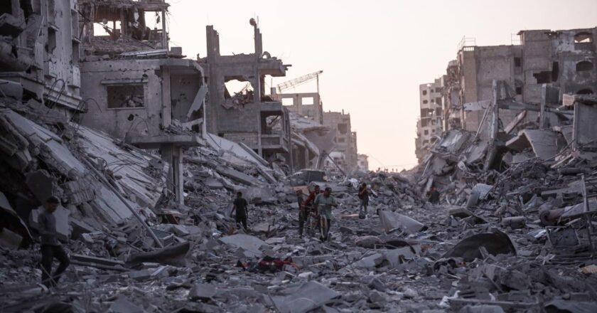 Gazze’de İsrail saldırısında hasar alan yapının çökmesi sonucu 2 kişi öldü