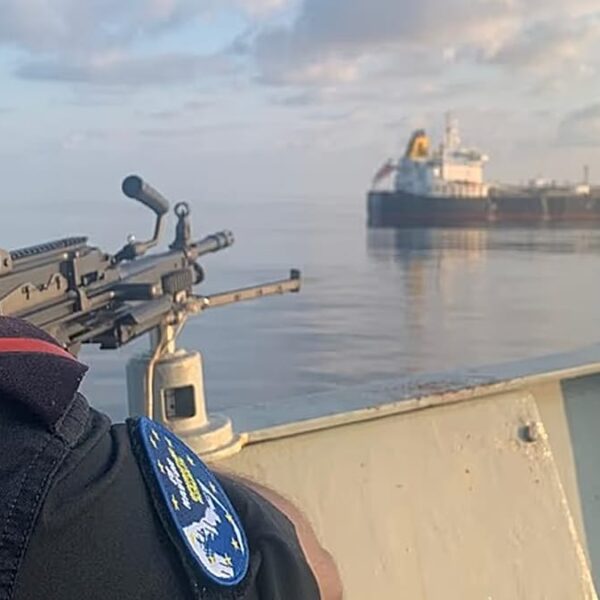 AB kuvvetleri, Somalili korsanların baskınına uğrayan gemiye ulaştı