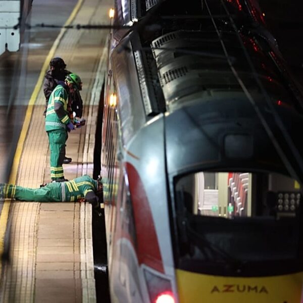 Londra treninde bıçaklama: 10 kişi yaralı, iki şüpheli gözaltında