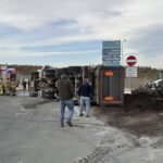 İstanbul Havalimanı’nda gübre yüklü kamyon devrildi, bir kişi yaralandı.