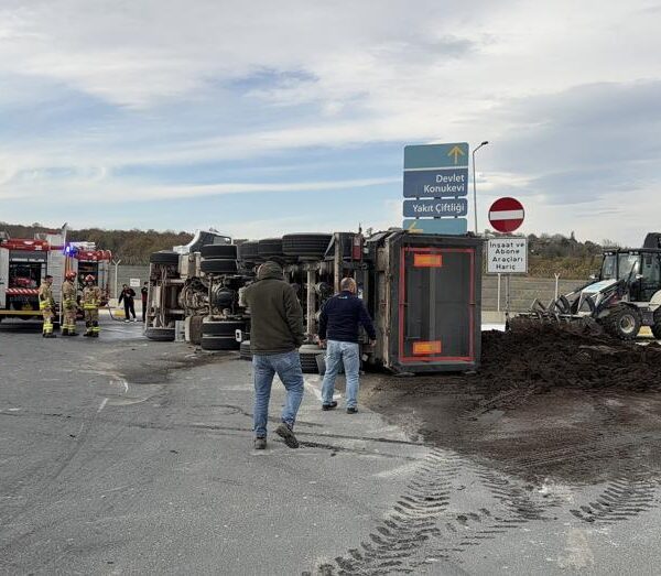 İstanbul Havalimanı’nda gübre yüklü kamyon devrildi, bir kişi yaralandı.