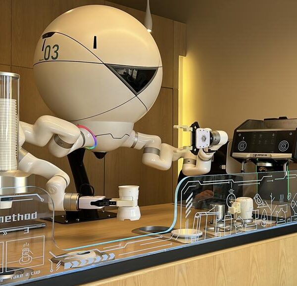 Robot Barista ile Kahve Deneyimi: Kafede Büyük İlgi!