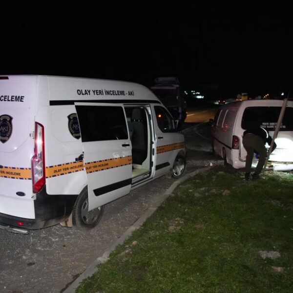 Edirne’de kaza yapan minibüste 20 göçmen bulundu