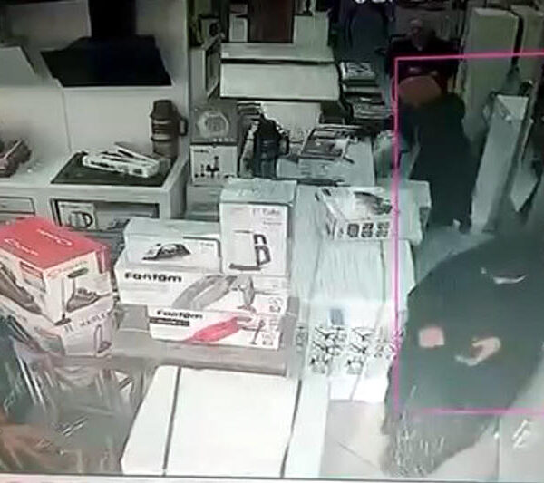 Dikkat çekerek saç düzleştiricisini çarşafa gizlediler ve çaldılar