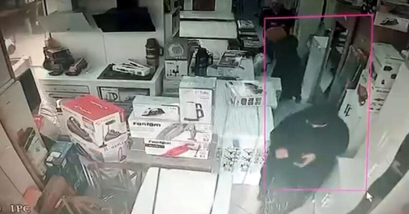 Dikkat çekerek saç düzleştiricisini çarşafa gizlediler ve çaldılar